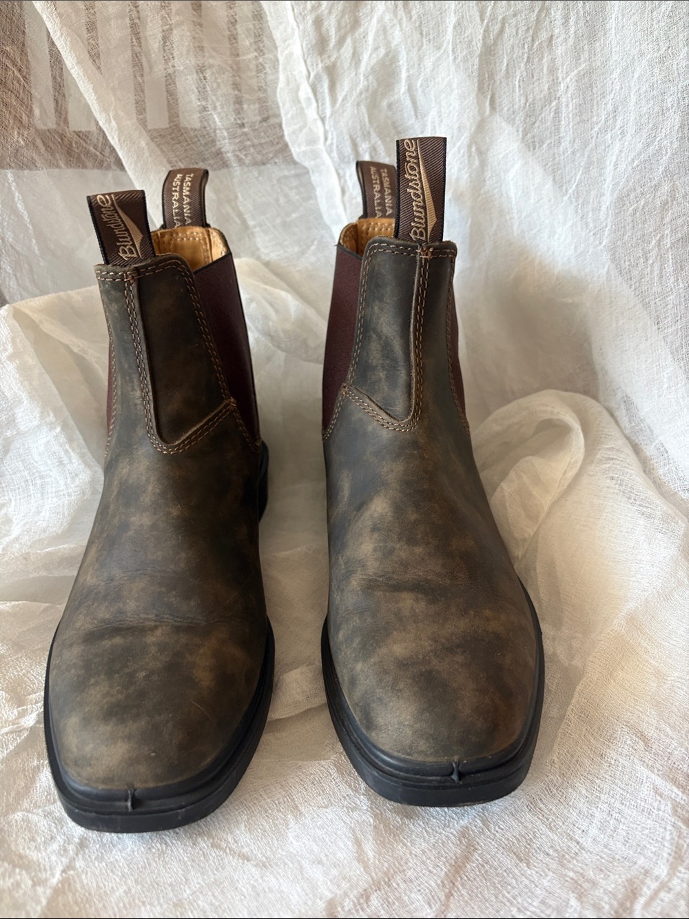 Blundstone Rustic Brown Leather Chelsea Ankle Boots with Elastic